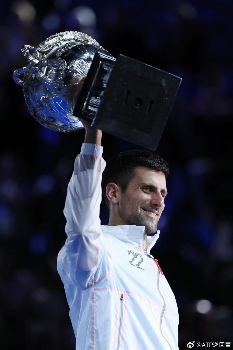 九游会-德约科维奇新星战术调整表现突出，切尔西前途光明！观众掌声雷动(德约科维奇金牌不离身)