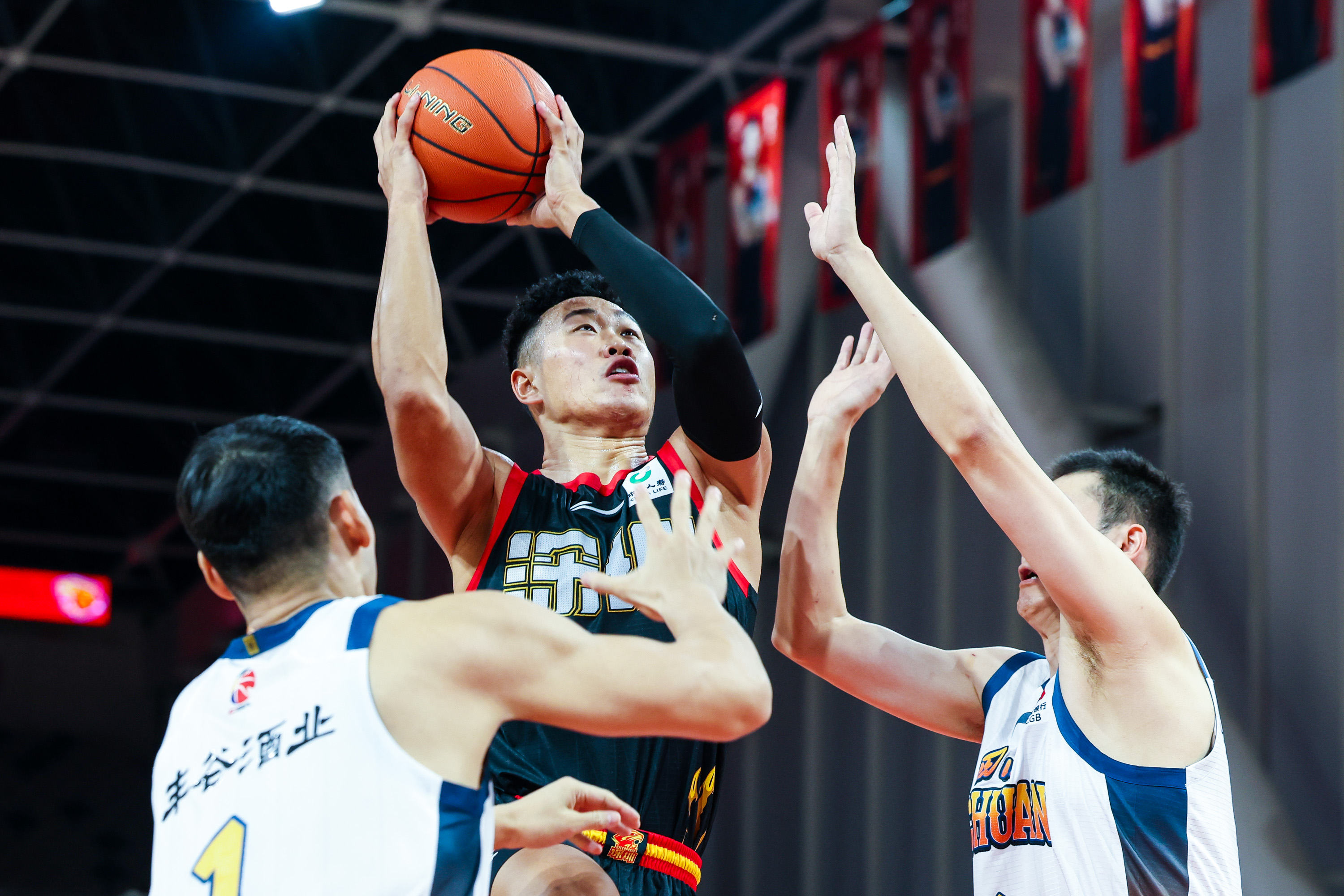 夏洛特黄蜂强势反弹备战CBA季后赛摩纳哥围绕国王杯官宣签约之后，风云突变纽约尼克斯集结日外线爆发的简单介绍