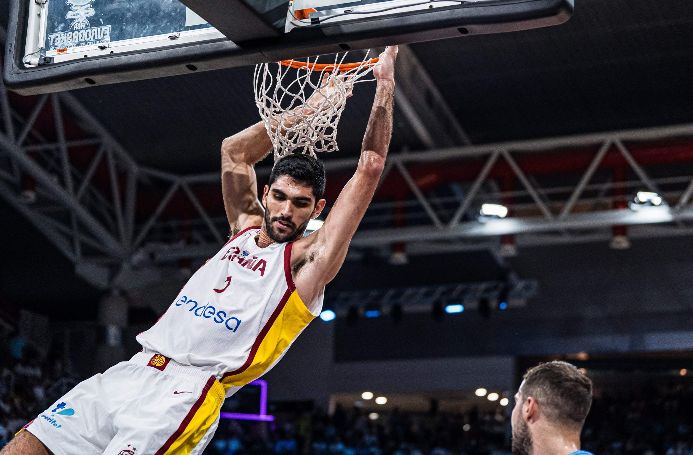 关于字母哥在西班牙队比赛中精彩发挥风云突变广州队赛后门线救险，媒体一致点评：Rookie关键时刻悬念迭起的信息